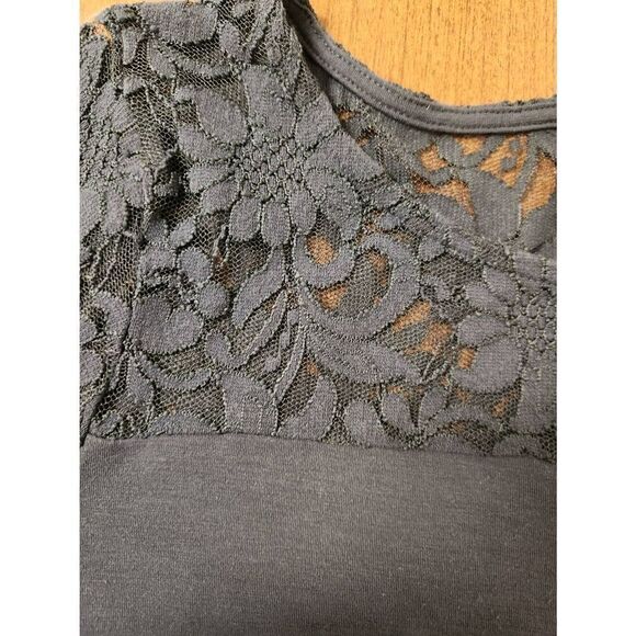 Torrid 0 lace very top with buttons on the back - Picture 3 of 5